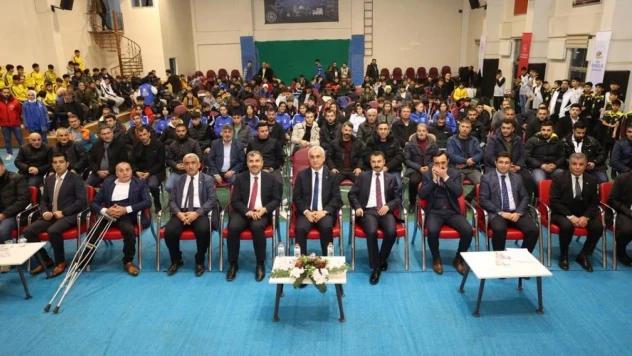 Muş'ta aktif olarak faaliyet gösteren 20 spor kulübüne malzeme desteği verildi