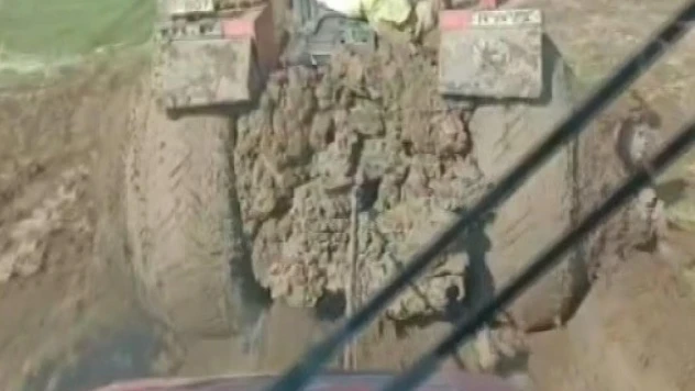 Muş'ta bataklığa dönen tarlada zorlu hasat