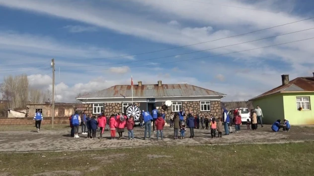 Muş'ta çocuklara kışlık bot ve mont dağıtıldı