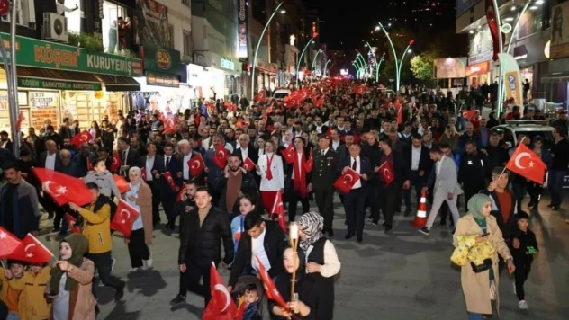Muş'ta Cumhuriyet'in 100. yılı fener alayı ile kutlandı