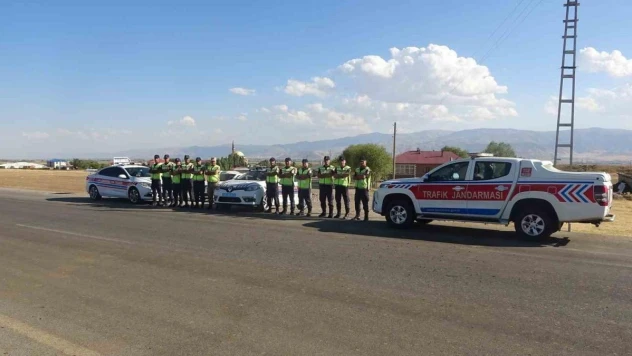 Muş'ta jandarma ekipleri, 479 öğrenciye emniyet kemerinin önemini anlattı