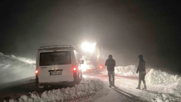 Muş'ta köy yolunda mahsur kalan 7 kişi kurtarıldı