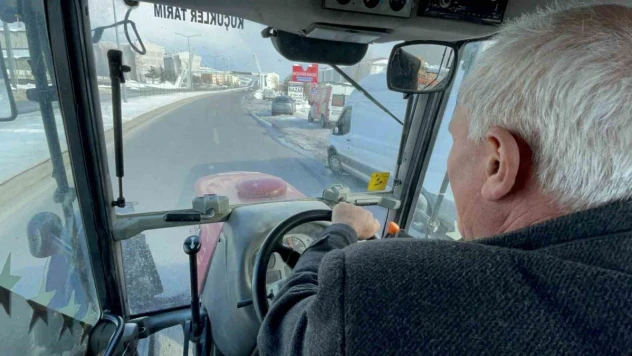 Nakliyeciler 28 bin TL isteyince inat etti 3 gün traktör sürerek Bitlis'e geldi