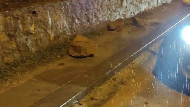 Nallıhan'da yağış sonrası yola düşen kayalar paniğe sebep oldu