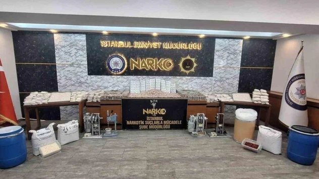 Narkogüç 46 operasyonunda İstanbul'da ele geçirilen uyuşturucular emniyette sergilendi