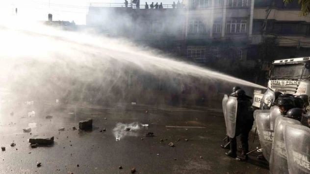 Nepal'de monarşi yanlısı göstericilere polis müdahalesi