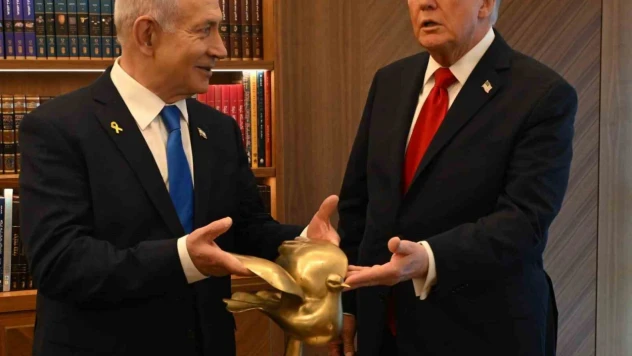 Netanyahu, Trump'a 'Altın Güvercin' hediye etti