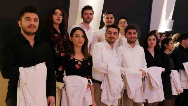 NEÜ'de geleceğin diş hekimleri beyaz önlüklerini giydi