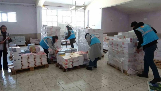 NEVADER'den üniversiteye hazırlanan öğrencilere kaynak kitabı desteği