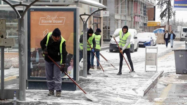 Niğde Belediyesi'nden kent genelinde karla mücadele çalışması