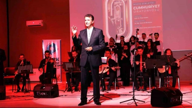 Niğde'de cumhuriyetin 100. yılına özel oratoryo sahnelendi