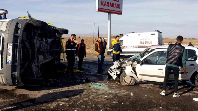 Niğde'de kamyonet ile otomobil çarpıştı: 1 ölü, 5 yaralı