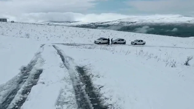 Nisan ayında bastıran kar yolu kapattı: 10 araç mahsur kaldı