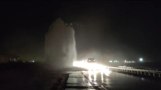 Nusaybin'de isale hattı patladı, cadde su altında kaldı