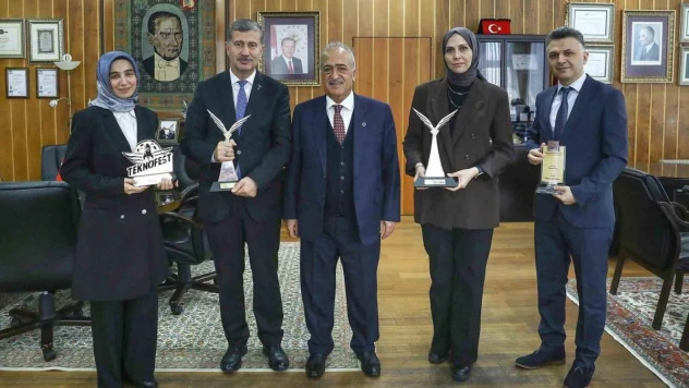 Ödüllü akademisyenlerden Rektör Çomaklı'ya ziyaret