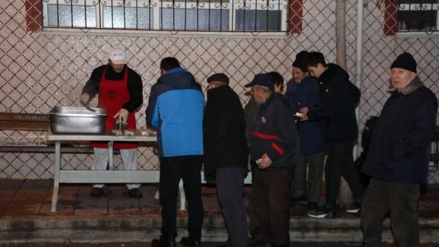 Odunpazarı Belediyesi Üç Aylar ve Regaip Kandili dolayısı ile helva dağıttı