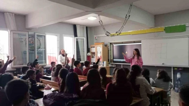 Öğrenciler ağız ve diş sağlığı konusunda bilgilendiriliyor