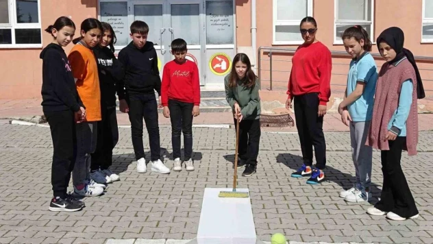 Öğrenciler ilk kez golf oynamanın sevincini yaşıyor