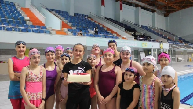 Öğrencilerden antrenörlerine unutulmaz 'Öğretmenler Günü' sürprizi