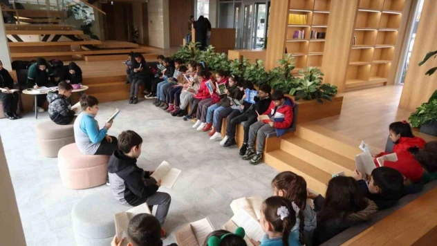 Öğrencilerden kütüphanede kitap okudu