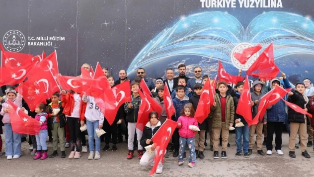 Öğrencilerin ilgisini çeken 'Gezici Eğitim Tırı' geçmişi anlatırken geleceğe de ışık tutuyor