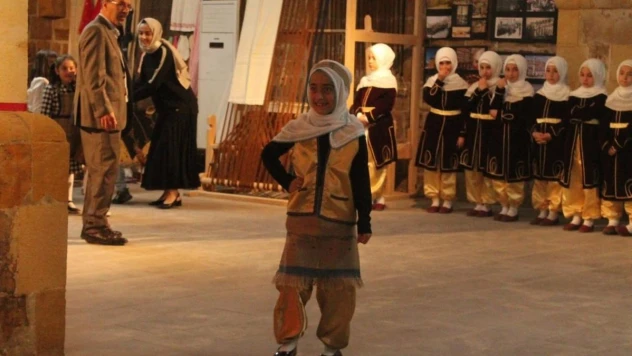Öğrencilerin tanıtımını yaptığı ehram defilesi renkli görüntülere sahne oldu