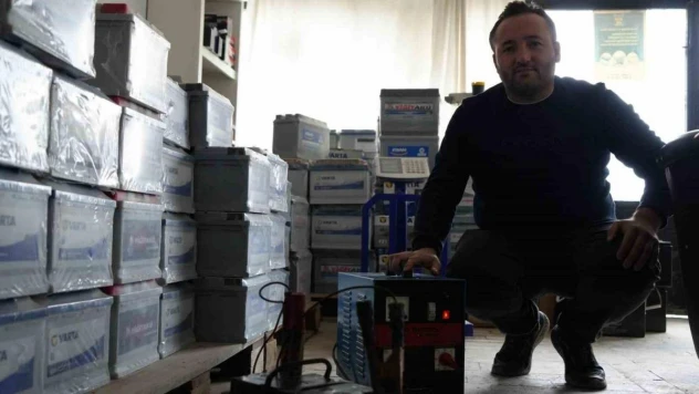 Öğretmenlik hayali yarım kaldı, hayallerini akü satarak gerçekleştiriyor