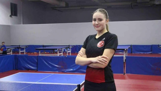 Okulda zorunlu olarak başlatıldığı masa tenisinde Milli takıma kadar yükseldi