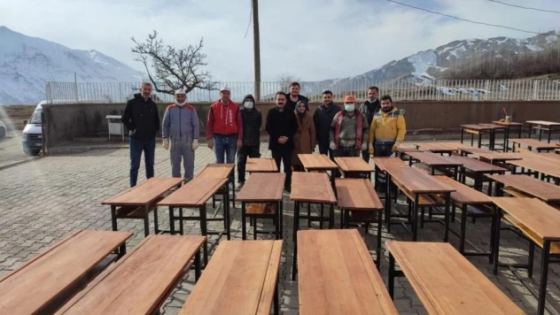 Okullardaki masa ve sandalyeler yenileniyor