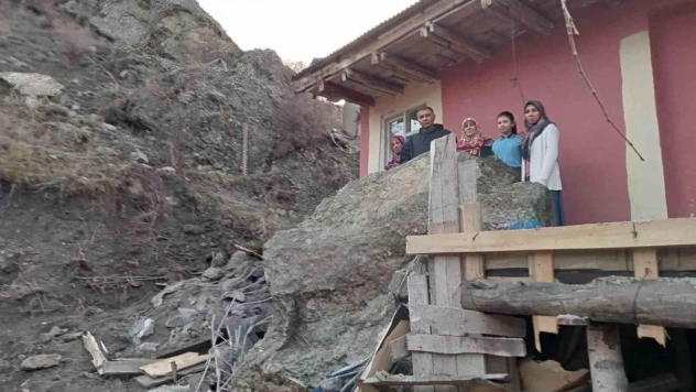 Oltu'da dev kaya parçası balkona girdi, 5 kişilik aile ölümden döndü