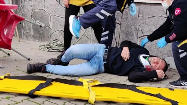 Onarmak için çıktığı çatıdan kafa üstü düşen adam yaralandı