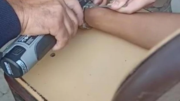 Önce kendini kelepçeledi sonra yardım istedi