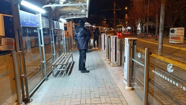 Önce tramvayda dilendiler sonra sağlık personeli ile tartıştılar