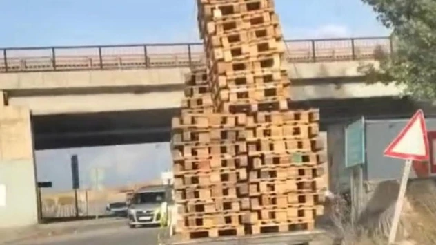 Onlarca paleti kamyonet kasasına iple bağlayıp taşıdı