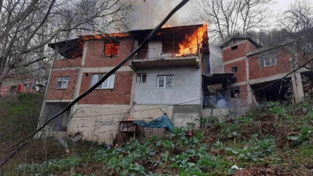 Ordu'da 3 katlı binanın çatı katı alev alev yandı