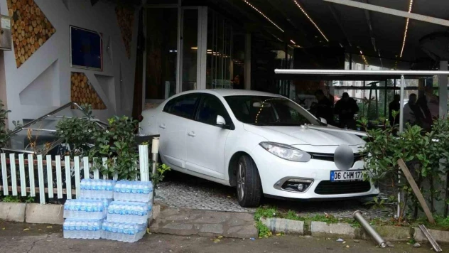 Ordu'da otomobil kafe bahçesine daldı: 3 yaralı