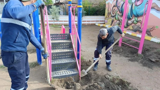 Ortaca'da yol ve parkların bakım onarım çalışmaları devam ediyor