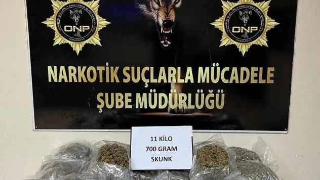 Osmaniye'de canlı tavuk taşıyan araçta 11 kilo 700 gram uyuşturucu ele geçirildi