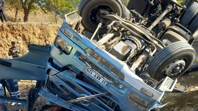 Osmaniye'de yakıt tankeri devrildi: 2 kişi hayatını kaybetti