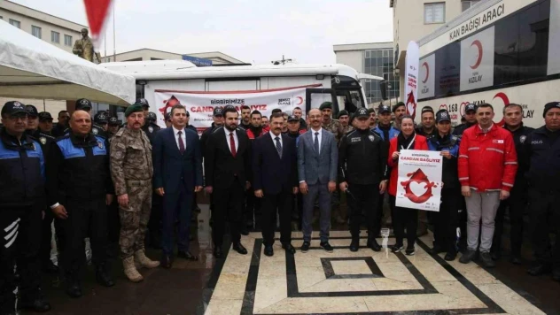 Osmaniye polisi Kızılay'ın 'Birbirimize Candan Bağlıyız' kampanyasına destek verdi