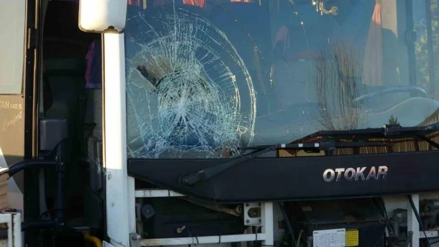 Otel servisinin çarptığı bisikletli ağır yaralandı