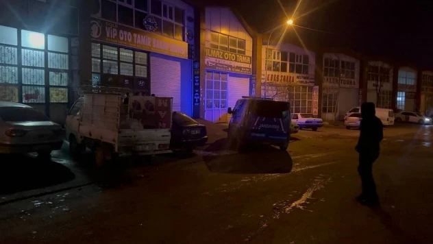 Oto sanayi esnafı ile müşteriler arasında silahlı kavga: 1'i ağır 3 yaralı