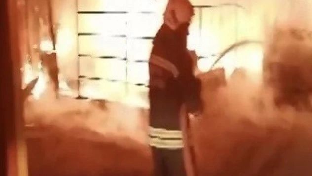 Oto yıkamacıdaki yangında 2 araç yandı