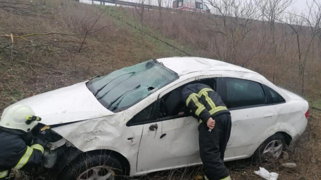 Otobanda kontrolden çıkan otomobil yeşil alana uçtu: 1 yaralı