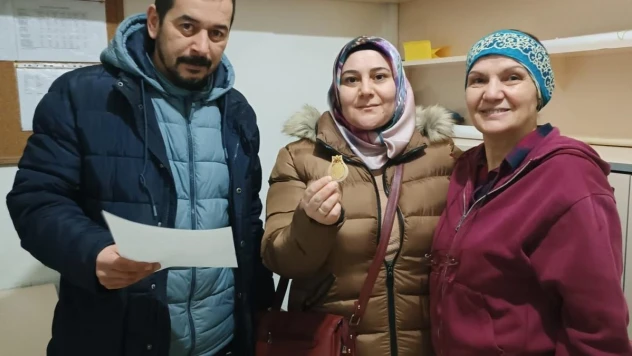 Otobüs durağında bulduğu altın kolyeyi sahibine teslim etti