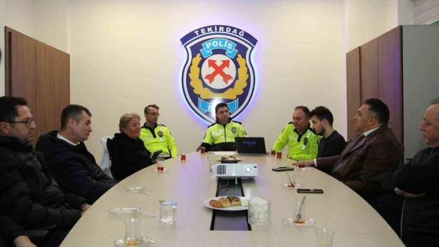 Otobüs şoförü ve yolcularına emniyet kemeri uyarısı