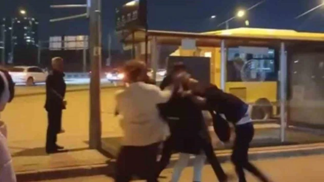 Otobüs şoförüyle yolcu arasında kavga çıktı, cadde ringe döndü