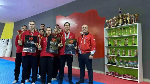 Otobüsle 120 saatlik yolculuk yapıp Avrupa şampiyonu oldular