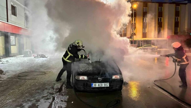 Otomobil alev alev yandı