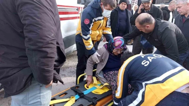 Otomobil çarpıp kaçtı, yaşlı kadın yaralandı